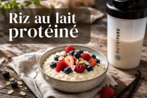 Un bol de riz au lait crémeux garni de baies fraîches et d'amandes effilées, posé sur une table en bois rustique, avec une bouteille shaker et une gousse de vanille, éclairé par une lumière naturelle douce, et un texte 'Riz au lait protéiné' superposé en transparence.