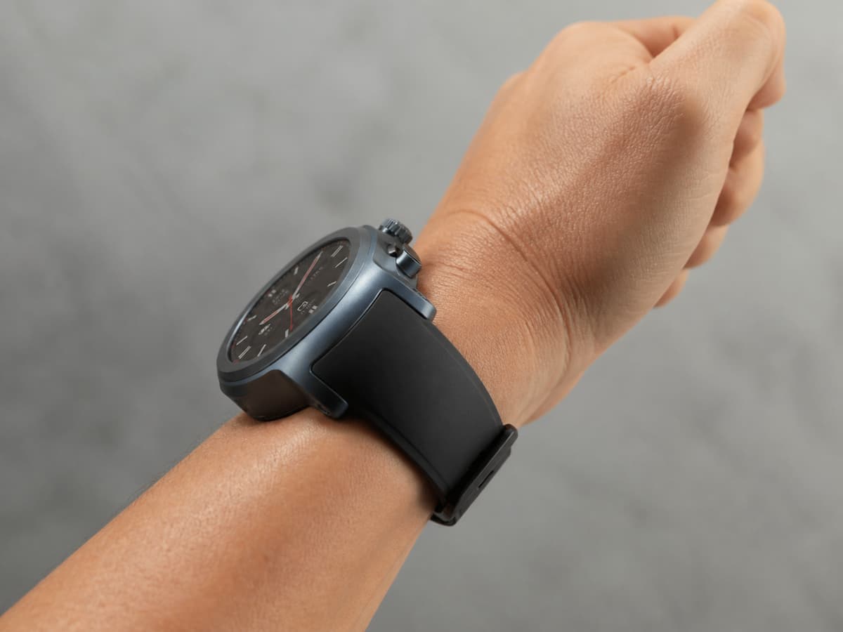 Montre LG Watch Sport à boîtier épais portée au poignet fléchi, vue de profil.